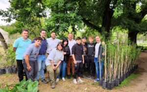 Lee más sobre el artículo Responsables de la firma JOHN DEERE en Casilda visitaron la Escuela y adquirieron árboles para su campaña “Por una América Latina más Verde”.