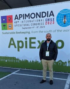 Lee más sobre el artículo Participación en el congreso mundial Apimondia 2023 en Santiago de Chile