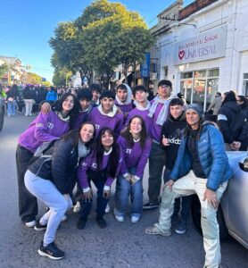 Lee más sobre el artículo Estudiantes de 5º año participaron del tradicional desfile por el “Día de los Jardines de Infantes”.