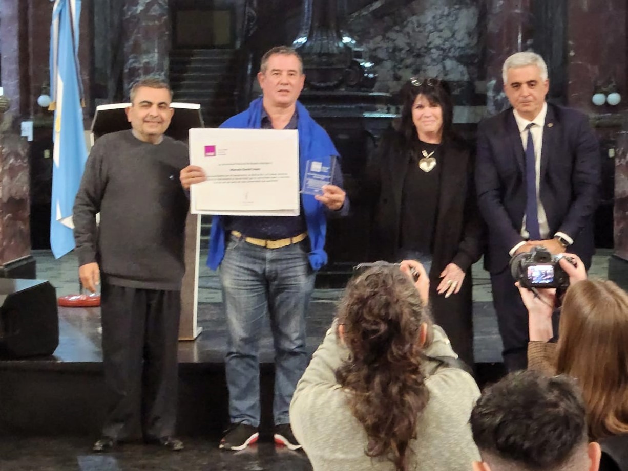 Lee más sobre el artículo Por el Día del Docente Universitario el Rector y el Vicerrector homenajearon a docentes de la UNR.