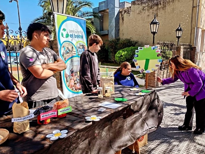 Lee más sobre el artículo Estudiantes de la sede El Trébol promovieron prácticas más sostenibles y amigables con el ambiente.