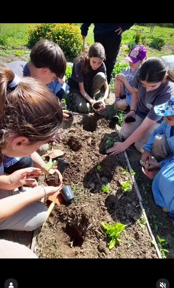 Lee más sobre el artículo Visita del Jardín de Infantes Dulce de Leche N°90 a la sede del Trébol.