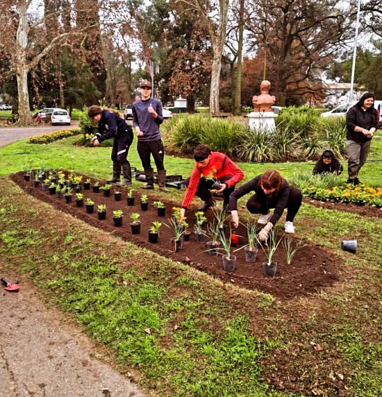 Lee más sobre el artículo Jardinería en el cantero central realizada por estudiantes de 3er. año.