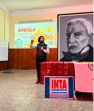 Lee más sobre el artículo Más de 50 apicultores participaron de una Jornada de Actualización Apícola en nuestra escuela.