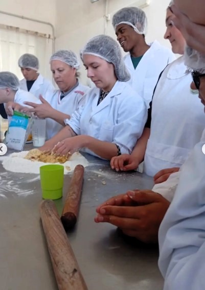Lee más sobre el artículo Aprender haciendo: fermentación lenta y producción de alimentos