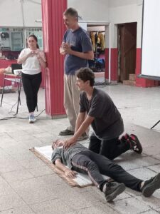 Lee más sobre el artículo Estudiantes de 1er año de la sede El Trébol participaron en una charla sobre RCP