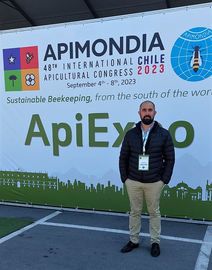 Lee más sobre el artículo Participación en el congreso mundial Apimondia 2023 en Santiago de Chile