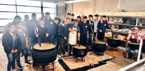 Lee más sobre el artículo Éxito en la Venta de Locro por parte de los Estudiantes de 4to Año de El Trébol
