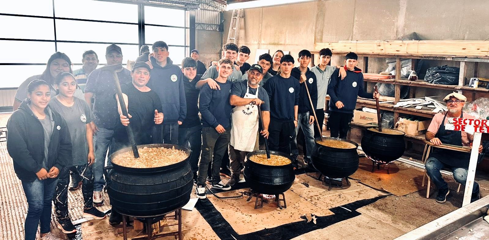 Lee más sobre el artículo Éxito en la Venta de Locro por parte de los Estudiantes de 4to Año de El Trébol