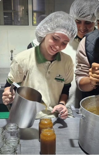 Lee más sobre el artículo Elaboración de mermeladas de duraznos por estudiantes de 4to año.