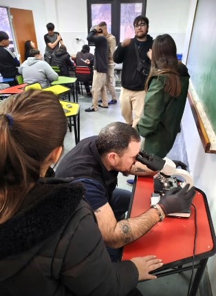 Lee más sobre el artículo Estudiantes de 6to año continúan el Curso de Inseminación Artificial en Bovinos.