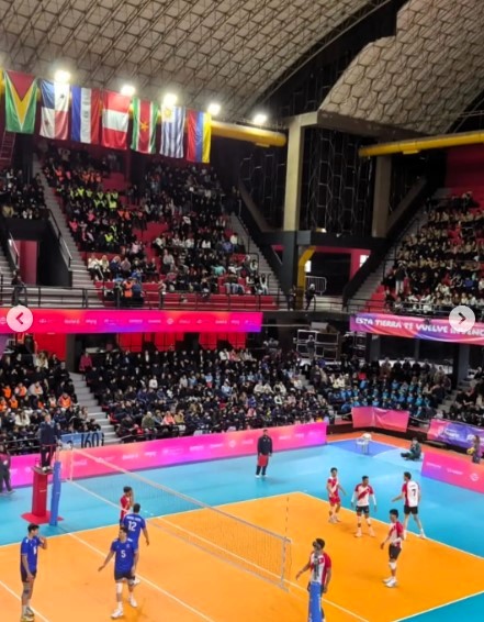Lee más sobre el artículo Estudiantes alentaron a la selección de vóley en los Juegos Suramericanos.