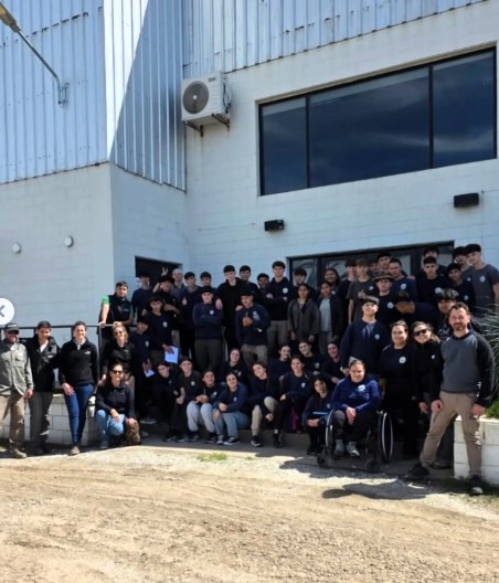 Lee más sobre el artículo Estudiantes visitan al Grupo Chiavassa, en Carlos Pellegrini.