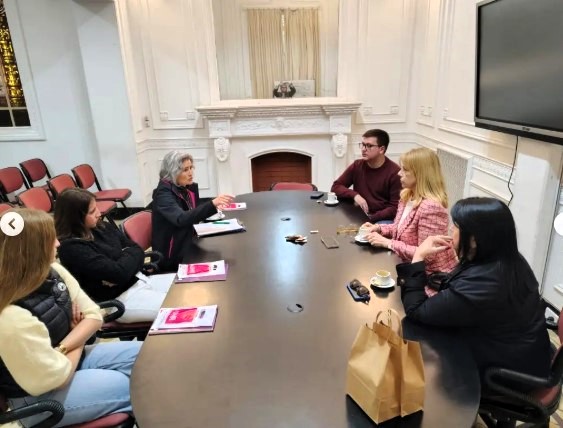 Lee más sobre el artículo Visita al Área de Internacionalización de la UNR con la delegación francesa.